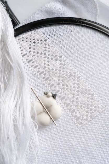 detail vyšívanej látky